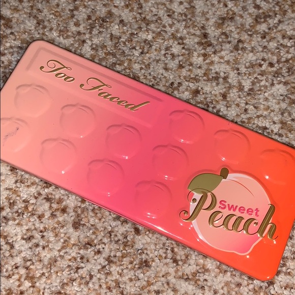 Too faced sweet peach palette - Picture 1 of 2